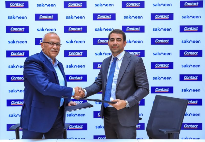 السيد سعيد زعتر والسيد رامي خورشيد خلال توقيع الاتفاقية بين كونتكت وساكنين