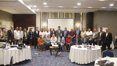 صورة جماعية للمتحدثين والحضور