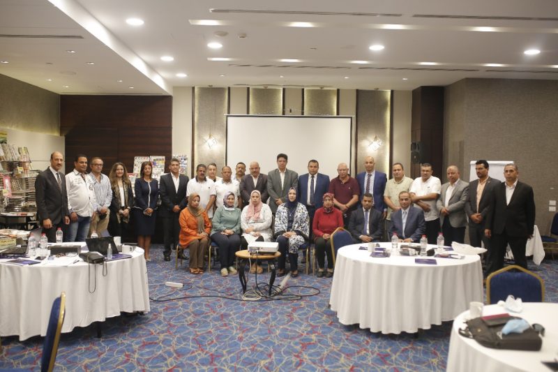 صورة جماعية للمتحدثين والحضور