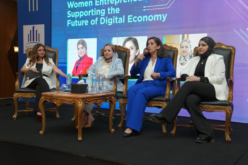 جانب من جلسة دور المرأة في التحول الرقمي