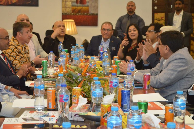 رئيس غرفة الملابس الجاهزة يدعو وفد هندي لإقامة منطقة حرة للغزول والبوليستر في مصر