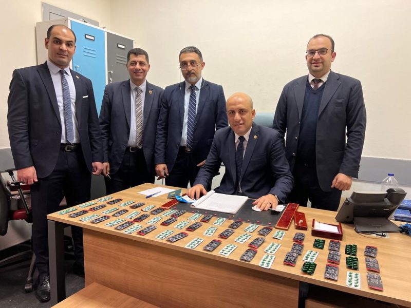 ضبطت سلطات جمارك مطار القاهرة الدولي برئاسة الدكتور ماجد موسي المدير العام راكب مصري بحوزته كمية من شرائط دوائية لعقار الترامادول المخدر مخباة داخل الاحذية بحقائبه، وراكب مصري اخر بحوزته شيش إلكترونية بداخلها زيت مخدر وبعض الأقراص المدرجة. المحاولة الأولى كانت أثناء انهاء الإجراءات الجمركية علي ركاب رحلة الخطوط المصرية القادمة من لاجوس استوقف هاني محمود مأمور الجمرك المعين علي لجنة الخط الأخضر احد الركاب اثناء محاولته الخروج من بوابة اللجنة الجمركية والذي أنكر حوزته لما يجب الإفصاح عنه وبتفتيش حقائبه علي جهاز الفحص بالأشعة بواسطة كل من علي الطاهر مأمور الجمرك و هاني مصطفي رئيس القسم واللذان تلاحظ لهما وجود عبوات دوائية داخل حقائب الراكب، قام جمال السيد مدير الحركة المشرف على صالة الوصول بمبني الركاب رقم ٣ بتكليف مصطفي صادق مأمور الجمرك بتفتيش حقائب الراكب يدويا مما اسفر عن ضبط شرائط لعقار الترامادول بهم ٥٦٠ كبسولة تركيز ١٠٠ ملجم و ٤٤ كبسولة اخري تركيزات متنوعة باجمالي ٦٠٤ كبسولة مخبأين داخل الاحذية بحقائب الراكب وسط الملابس، شارك في الضبط عماد صلاح مأمور الجمرك. والحالة الثانية كانت بالتنسيق مع إدارة مكافحة المخدرات بالمطار وأثناء انهاء الإجراءات الجمركية علي ركاب رحلة الخطوط المصرية القادمة من نيويورك حيث تم ضبط راكب مصري بحوزته ٨ شيش إلكترونية بداخلهم زيت THC المخدر و ٩٧ قرص لعقار الترامادول المدرج بجداول المخدرات، تم الضبط بواسطة كل من ولاء محمد فرغلي مأمور الجمرك و محمد عبد الباقي مدير الحركة المشرف على صالة الوصول بمشاركة هيثم محمد مأمور الجمرك في التفتيش الذاتي. امر تامر رمزي قاسم مدير الادارة الرابعة بالانابة بتحرير محضر ضبط جمركي رقم ٥٤ لسنة ٢٠٢٣ ضد الراكب الاول، كما أمر رضا ابو العزم مدير الادارة الثالثة بتحرير محضر ضبط جمركي رقم ٥٣ لسنة ٢٠٢٣ ضد الراكب الثاني وذلك بعد العرض علي الدكتور ماجد موسي مدير عام جمارك مطار القاهرة الدولي والذي احال الراكبين للنيابة المختصة.