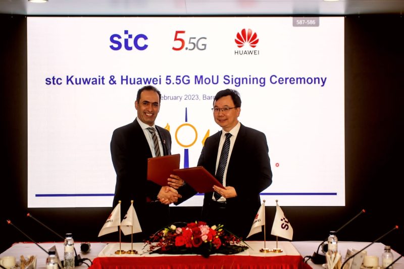 Maziad Alharbi, Ceo Of Stc Kuwait, Yang Chaobin, President Of Huawei Ict Products & Solutions