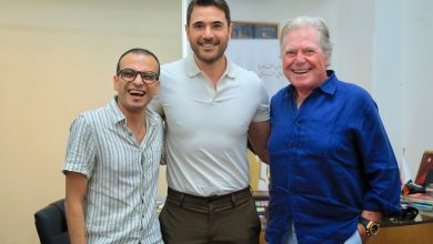 أحمد عز مع رئيس مهرجان القاهرة السينمائي الدولي