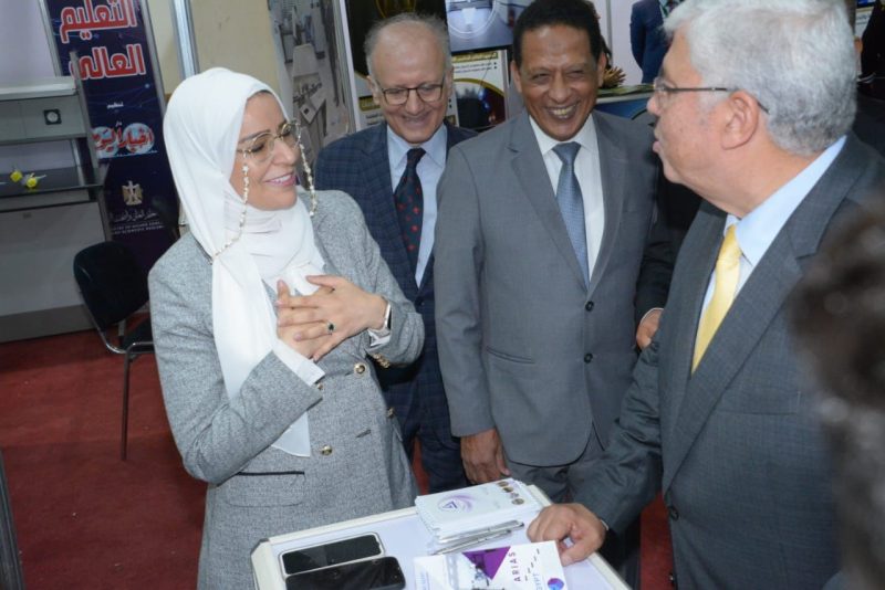 د. مني خيري : تعاقدات وبروتوكولات تعاون مع بعض الجامعات والمعاهد لتوريد الأثاث المعملي وتجهيز المختبرات