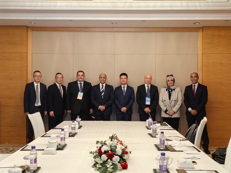 وزير الطيران يبحث مع الرئيس التنفيذى لـ"هواوي" سبل تعزيز التعاون