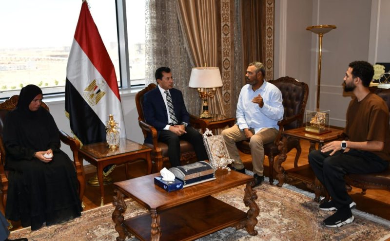 لقاء وزير الرياضة بأسرة اللاعب الراحل عمرو مصطفى