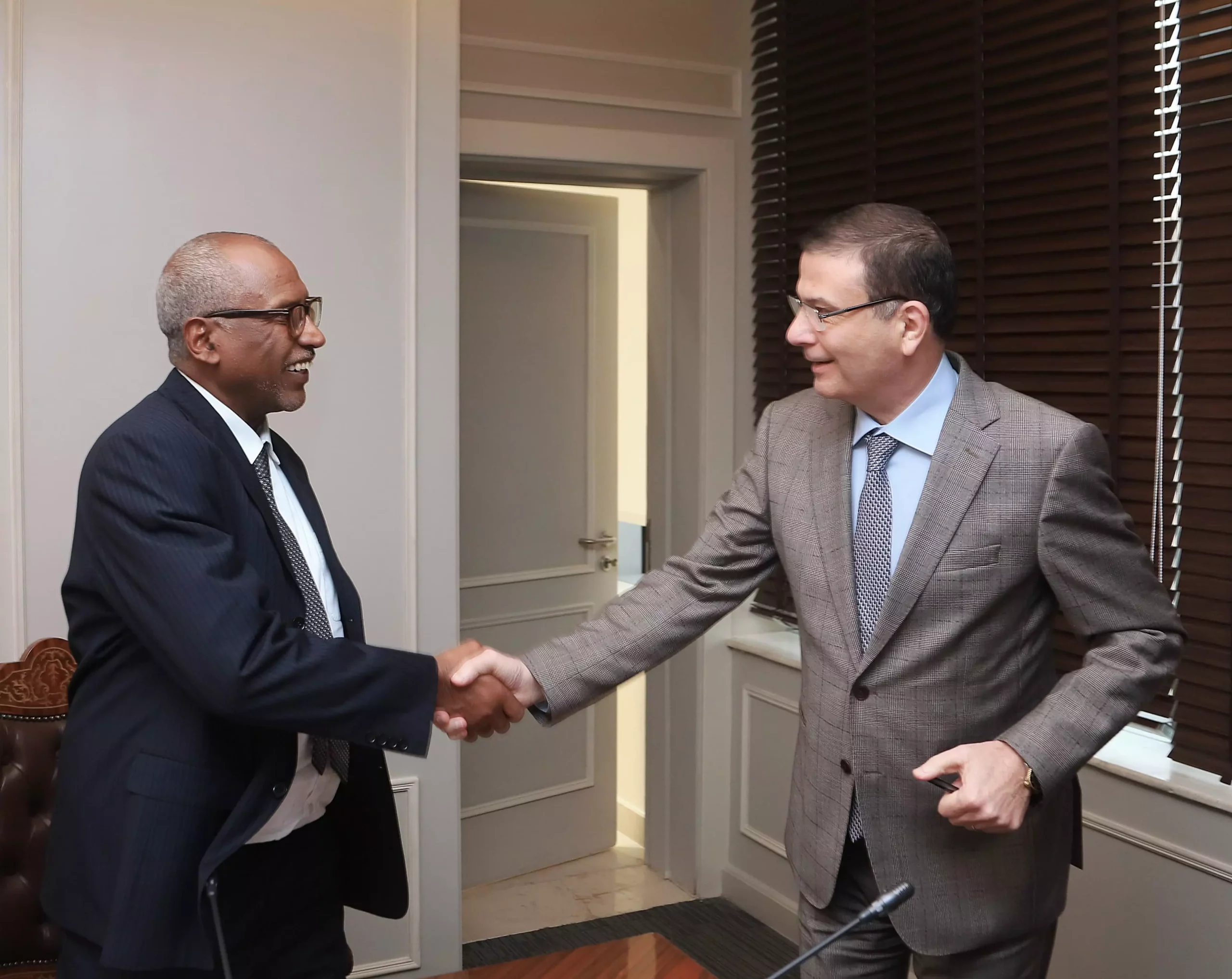 5ad4f76682e8255cb7b7cd21dc05b512