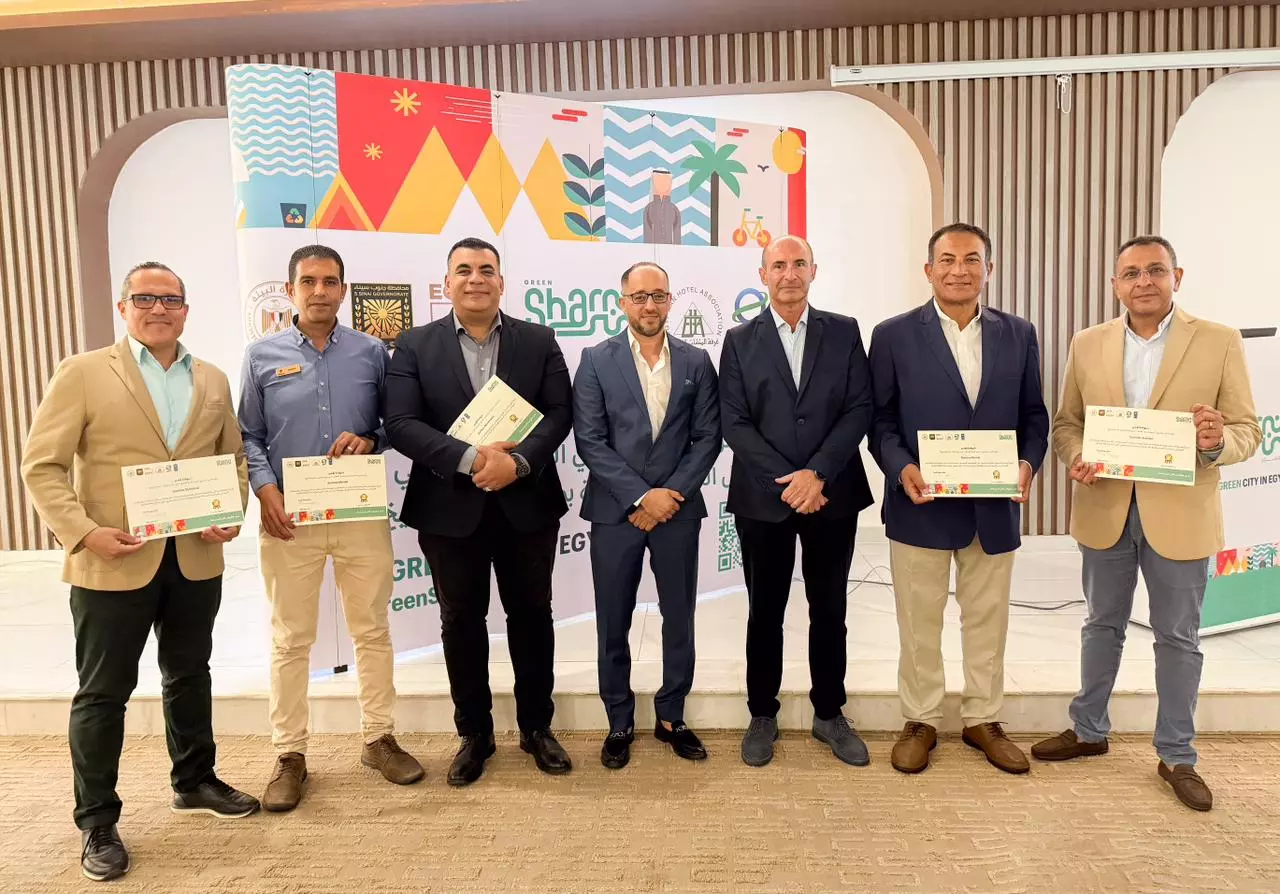 128120e8edc3566b2c2aafef6ee08d8e