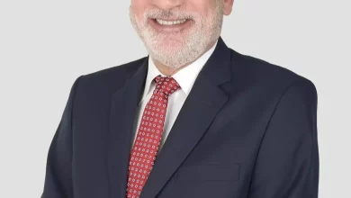 أكدت غرفة المنشآت الفندقية، برئاسة محمد أيوب، دعمها لاستمرار مسار العمل الوطني خلال المرحلة المقبلة، مشددة على أهمية البناء على ما تحقق من إنجازات في إطار جهود الدولة لتعزيز الاستقرار ودفع عجلة التنمية الشاملة. وأوضحت الغرفة أن استمرار تكليف الدكتور مصطفى مدبولي بتشكيل الحكومة يعكس توجه الدولة نحو استكمال برامج الإصلاح الاقتصادي والإداري، بما يسهم في تحقيق مصالح الوطن والمواطن، ويعزز قدرة الاقتصاد المصري على التعامل مع المتغيرات الإقليمية والدولية المتسارعة. وأشار محمد أيوب إلى أن المرحلة المقبلة تمثل محطة مهمة تتطلب العمل بروح الفريق الواحد، وتكامل الأدوار بين الحكومة ومؤسسات الدولة والقطاع الخاص، بما يدعم خطط التنمية ويعزز تنافسية الاقتصاد الوطني. وأعربت الغرفة عن تطلعها إلى مواصلة التعاون المثمر مع الحكومة خلال الفترة القادمة، بما يسهم في تحسين مناخ الاستثمار وتحقيق معدلات نمو مستدامة تنعكس آثارها الإيجابية على مختلف القطاعات، وفي مقدمتها قطاع السياحة، باعتباره أحد الركائز الرئيسية للاقتصاد المصري. واختتمت الغرفة بيانها بالتأكيد على أهمية استمرار العمل والإنجاز خلال المرحلة المقبلة، بما يلبي تطلعات المواطنين ويعزز مكانة الدولة على المستويين الإقليمي والدولي.