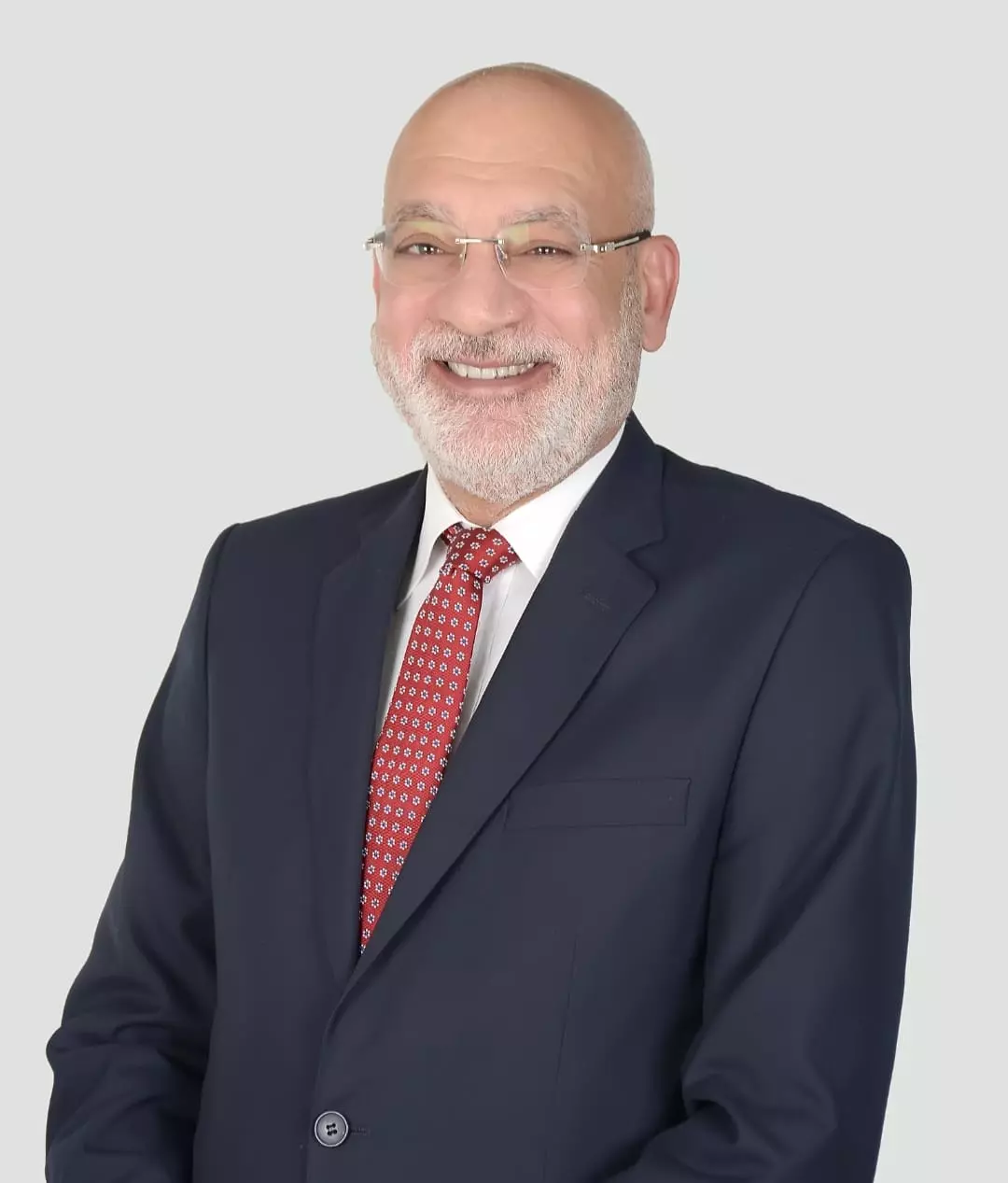 أكدت غرفة المنشآت الفندقية، برئاسة محمد أيوب، دعمها لاستمرار مسار العمل الوطني خلال المرحلة المقبلة، مشددة على أهمية البناء على ما تحقق من إنجازات في إطار جهود الدولة لتعزيز الاستقرار ودفع عجلة التنمية الشاملة. وأوضحت الغرفة أن استمرار تكليف الدكتور مصطفى مدبولي بتشكيل الحكومة يعكس توجه الدولة نحو استكمال برامج الإصلاح الاقتصادي والإداري، بما يسهم في تحقيق مصالح الوطن والمواطن، ويعزز قدرة الاقتصاد المصري على التعامل مع المتغيرات الإقليمية والدولية المتسارعة. وأشار محمد أيوب إلى أن المرحلة المقبلة تمثل محطة مهمة تتطلب العمل بروح الفريق الواحد، وتكامل الأدوار بين الحكومة ومؤسسات الدولة والقطاع الخاص، بما يدعم خطط التنمية ويعزز تنافسية الاقتصاد الوطني. وأعربت الغرفة عن تطلعها إلى مواصلة التعاون المثمر مع الحكومة خلال الفترة القادمة، بما يسهم في تحسين مناخ الاستثمار وتحقيق معدلات نمو مستدامة تنعكس آثارها الإيجابية على مختلف القطاعات، وفي مقدمتها قطاع السياحة، باعتباره أحد الركائز الرئيسية للاقتصاد المصري. واختتمت الغرفة بيانها بالتأكيد على أهمية استمرار العمل والإنجاز خلال المرحلة المقبلة، بما يلبي تطلعات المواطنين ويعزز مكانة الدولة على المستويين الإقليمي والدولي.