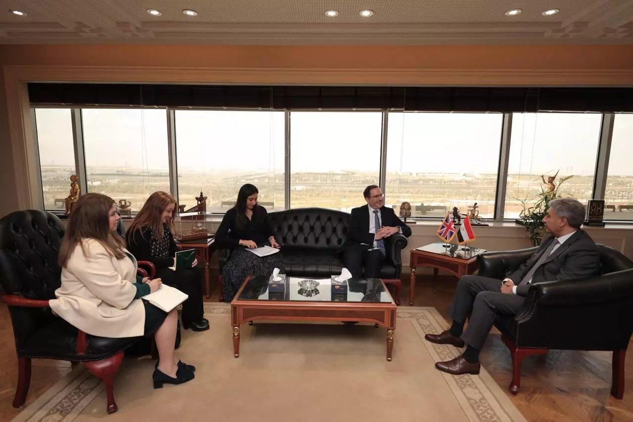وزير السياحة يبحث مع سفير المملكة المتحدة بالقاهرة سبل تعزيز التعاون المشترك بين البلدين