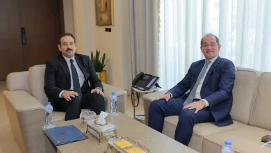 استقبل الدكتور بهاء الغنام، المدير التنفيذي لجهاز مستقبل مصر للتنمية المستدامة، السيد/ أحمد كجوك، وزير المالية، اليوم الثلاثاء بمقر الجهاز، وذلك في إطار تعزيز آليات التعاون بين وزارة المالية والجهاز لدعم مسيرة التنمية المستدامة في مصر. شهد اللقاء مناقشات حول عدة محاور رئيسية تتعلق بدعم نمو الاقتصاد الوطني، وزيادة معدلات التشغيل، وتشجيع الاستثمارات التي تخلق فرص عمل مستدامة للشباب، إلى جانب بحث آليات تطوير المشروعات الصغيرة والمتوسطة وتوسيع مشاركة القطاع الخاص في المشروعات التنموية، بما يتوافق مع السياسات المالية للدولة ويسهم في تحقيق أهداف رؤية مصر 2030. أكد أحمد كجوك، وزير المالية، على تطلع وزارة المالية للتعاون والتنسيق مع جهاز مستقبل مصر في كافه الانشطه التى تساند وتعزز النمو الاقتصادي الوطني من خلال تنفيذ العديد من للمشروعات التنموية القادرة على خلق فرص عمل مستدامة، وتسهيل وزيادة مشاركة القطاع الخاص في مختلف المجالات الاستثمارية، وتعظيم الاستفادة من الموارد المالية للدولة وأصولها بما يسهم في تنويع مصادر الدخل وزيادة الإنتاجية. من جانبه قال بهاء الغنام، المدير التنفيذي لجهاز مستقبل مصر للتنمية المستدامة، إن التعاون مع وزارة المالية يمثل خطوة مهمة نحو تسريع وتيرة التنمية الشاملة، مؤكدًا حرص الجهاز على تنفيذ مشروعات قومية ذات أثر اقتصادي واجتماعي مستدام، مضيفًا أن الجهاز يعمل وفق رؤية متكاملة تستهدف تعظيم الاستفادة من موارد الدولة، وتهيئة بيئة جاذبة للاستثمار، مع إتاحة فرص أكبر لمشاركة القطاع الخاص كشريك رئيسي في عملية التنمية، بما يسهم في خلق فرص عمل حقيقية للشباب ودعم الاقتصاد الوطني.
