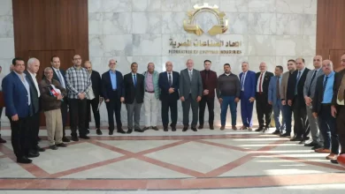«الكيماويات المتنوعة» تعلن تشكيل مجلس إدارتها الجديد برئاسة محمد عادل حسني ويضم التشكيل الجديد عدد من قيادات الشركات العاملة في قطاعات صناعية متنوعة، تشمل الأسمدة والمبيدات والغازات الصناعية والفحم والزجاج والبطاريات، حيث شمل كلًا من مجاهد الصباغ، رئيس قطاع الإنتاج بشركة أبو قير للأسمدة، وعصام الضبع، نائب رئيس مجلس الإدارة والعضو المنتدب بشركة كفر الزيات للمبيدات، وحمزة غلاب، رئيس قطاع بالشركة ذاتها، ويوسف شعبان، نائب رئيس مجلس الإدارة بالشركة العالمية للصناعات الكيماوية. كما ضم التشكيل إبراهيم سيد أحمد، مدير الإدارة الهندسية بمجموعة الخليج للغازات الصناعية، ومختار عبد الرحمن، مدير عام جمعية منتجي الغازات الصناعية، وأحمد شراقي، مدير الجودة بالشركة الوطنية للبطاريات، ومدحت جوهر، العضو المنتدب بشركة إيجراك للبطاريات، ومحمد مرزوق، الرئيس التنفيذي للشركة المتحدة للبطاريات، وسامر أشرف، رئيس قطاع العمليات بالشركة المتحدة. قد يهمك ايضًا بمشاركة 20 شركة.. غرفة الطباعة تستعرض أحدث تقنيات “جودة الألوان” وتوطين مستلزمات الإنتاج جوتن مصر تستضيف السفير النرويجي في مصنعها الجديد لإنتاج الدهانات وشمل كذلك عبد الله زكي، مدير شركة تصنيع الفحم النباتي، وأحمد المعتز بالله من الشركة المصرية لتصنيع الزجاج “تكنو جلاس”، ومحمد زكي من الشركة العربية للكبريت، وذلك في إطار تمثيل متكامل لمختلف الأنشطة الصناعية داخل الشعبة. وأكد محمد عادل حسني، رئيس الشعبة، أنه تم تقسيم العمل إلى لجان فرعية متخصصة، تستهدف دراسة التحديات التي تواجه كل قطاع صناعي على حدة، مع إعداد مذكرات تفصيلية تتضمن أبرز المشكلات والحلول المقترحة، تمهيدًا لعرضها على مجلس إدارة الغرفة برئاسة الدكتور شريف الجبلي، والتنسيق مع الجهات المعنية لدعم الشركات الأعضاء، خاصة في ظل المتغيرات الإقليمية والدولية وتأثيراتها على توافر الخامات وسلاسل الإمداد. من جانبه، أوضح منصور الجبلي، نائب رئيس الشعبة، أن الفترة المقبلة ستشهد إعداد حصر شامل لكافة المعوقات التي تواجه القطاع، بالتعاون مع الوزارات والجهات المختصة، إلى جانب فتح قنوات تواصل مباشرة بين الشركات الأعضاء، بما يسهم في تعزيز التعاون المشترك، ورفع كفاءة الأداء، وتحسين القدرة التنافسية في الأسواق المحلية والتصديرية. وفي السياق ذاته، أشار المهندس ضياء حمزة، المدير التنفيذي للغرفة، إلى أن الاجتماع تضمن استعراض الخدمات التي يقدمها مجلس المهارات القطاعية، ومكتب الالتزام البيئي، ومركز تحديث الصناعة. وأكد أن الغرفة تستهدف عقد سلسلة من اللقاءات المتخصصة مع مختلف القطاعات، لإعداد أوراق عمل متكاملة تحدد التحديات وآليات التعامل معها، والجهات المسؤولة عن التنفيذ، مع متابعة دورية لضمان التطبيق الفعلي لهذه التوصيات على أرض الواقع.