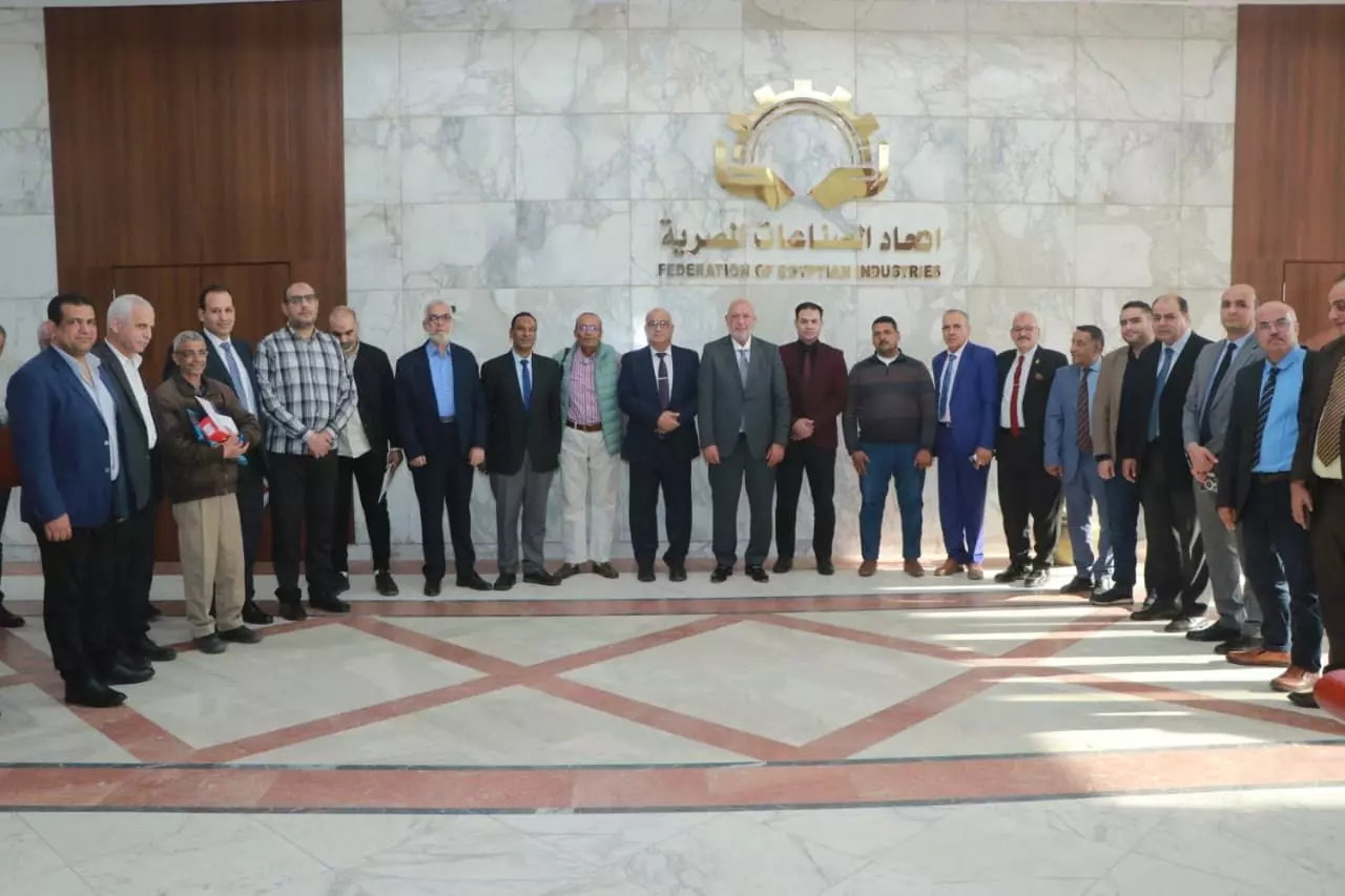 «الكيماويات المتنوعة» تعلن تشكيل مجلس إدارتها الجديد برئاسة محمد عادل حسني ويضم التشكيل الجديد عدد من قيادات الشركات العاملة في قطاعات صناعية متنوعة، تشمل الأسمدة والمبيدات والغازات الصناعية والفحم والزجاج والبطاريات، حيث شمل كلًا من مجاهد الصباغ، رئيس قطاع الإنتاج بشركة أبو قير للأسمدة، وعصام الضبع، نائب رئيس مجلس الإدارة والعضو المنتدب بشركة كفر الزيات للمبيدات، وحمزة غلاب، رئيس قطاع بالشركة ذاتها، ويوسف شعبان، نائب رئيس مجلس الإدارة بالشركة العالمية للصناعات الكيماوية. كما ضم التشكيل إبراهيم سيد أحمد، مدير الإدارة الهندسية بمجموعة الخليج للغازات الصناعية، ومختار عبد الرحمن، مدير عام جمعية منتجي الغازات الصناعية، وأحمد شراقي، مدير الجودة بالشركة الوطنية للبطاريات، ومدحت جوهر، العضو المنتدب بشركة إيجراك للبطاريات، ومحمد مرزوق، الرئيس التنفيذي للشركة المتحدة للبطاريات، وسامر أشرف، رئيس قطاع العمليات بالشركة المتحدة. قد يهمك ايضًا بمشاركة 20 شركة.. غرفة الطباعة تستعرض أحدث تقنيات “جودة الألوان” وتوطين مستلزمات الإنتاج جوتن مصر تستضيف السفير النرويجي في مصنعها الجديد لإنتاج الدهانات وشمل كذلك عبد الله زكي، مدير شركة تصنيع الفحم النباتي، وأحمد المعتز بالله من الشركة المصرية لتصنيع الزجاج “تكنو جلاس”، ومحمد زكي من الشركة العربية للكبريت، وذلك في إطار تمثيل متكامل لمختلف الأنشطة الصناعية داخل الشعبة. وأكد محمد عادل حسني، رئيس الشعبة، أنه تم تقسيم العمل إلى لجان فرعية متخصصة، تستهدف دراسة التحديات التي تواجه كل قطاع صناعي على حدة، مع إعداد مذكرات تفصيلية تتضمن أبرز المشكلات والحلول المقترحة، تمهيدًا لعرضها على مجلس إدارة الغرفة برئاسة الدكتور شريف الجبلي، والتنسيق مع الجهات المعنية لدعم الشركات الأعضاء، خاصة في ظل المتغيرات الإقليمية والدولية وتأثيراتها على توافر الخامات وسلاسل الإمداد. من جانبه، أوضح منصور الجبلي، نائب رئيس الشعبة، أن الفترة المقبلة ستشهد إعداد حصر شامل لكافة المعوقات التي تواجه القطاع، بالتعاون مع الوزارات والجهات المختصة، إلى جانب فتح قنوات تواصل مباشرة بين الشركات الأعضاء، بما يسهم في تعزيز التعاون المشترك، ورفع كفاءة الأداء، وتحسين القدرة التنافسية في الأسواق المحلية والتصديرية. وفي السياق ذاته، أشار المهندس ضياء حمزة، المدير التنفيذي للغرفة، إلى أن الاجتماع تضمن استعراض الخدمات التي يقدمها مجلس المهارات القطاعية، ومكتب الالتزام البيئي، ومركز تحديث الصناعة. وأكد أن الغرفة تستهدف عقد سلسلة من اللقاءات المتخصصة مع مختلف القطاعات، لإعداد أوراق عمل متكاملة تحدد التحديات وآليات التعامل معها، والجهات المسؤولة عن التنفيذ، مع متابعة دورية لضمان التطبيق الفعلي لهذه التوصيات على أرض الواقع.