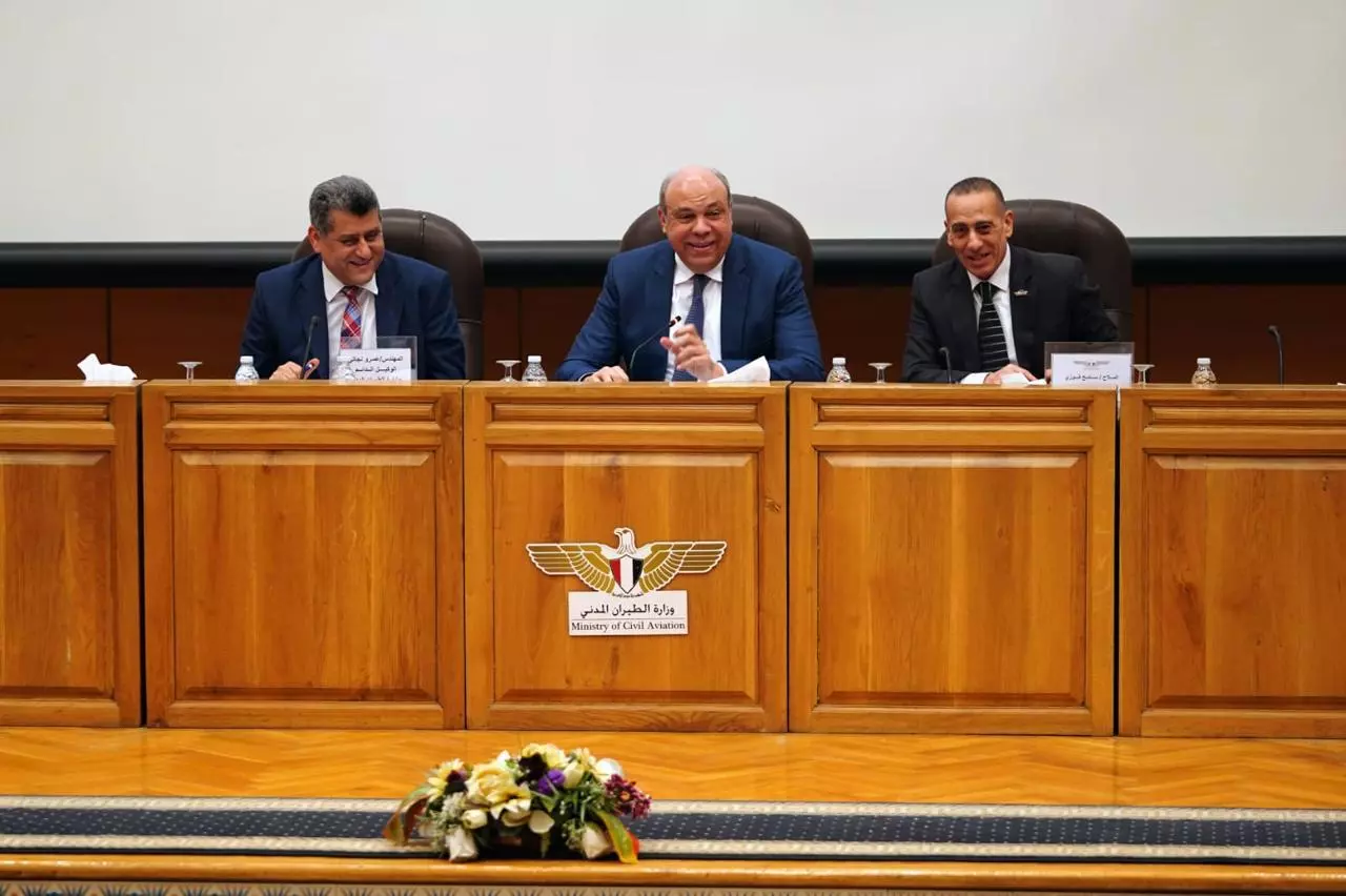 وزير الطيران يبحث مع الشركات تعديلات اللائحة التنفيذية لقانون الطيران المدني