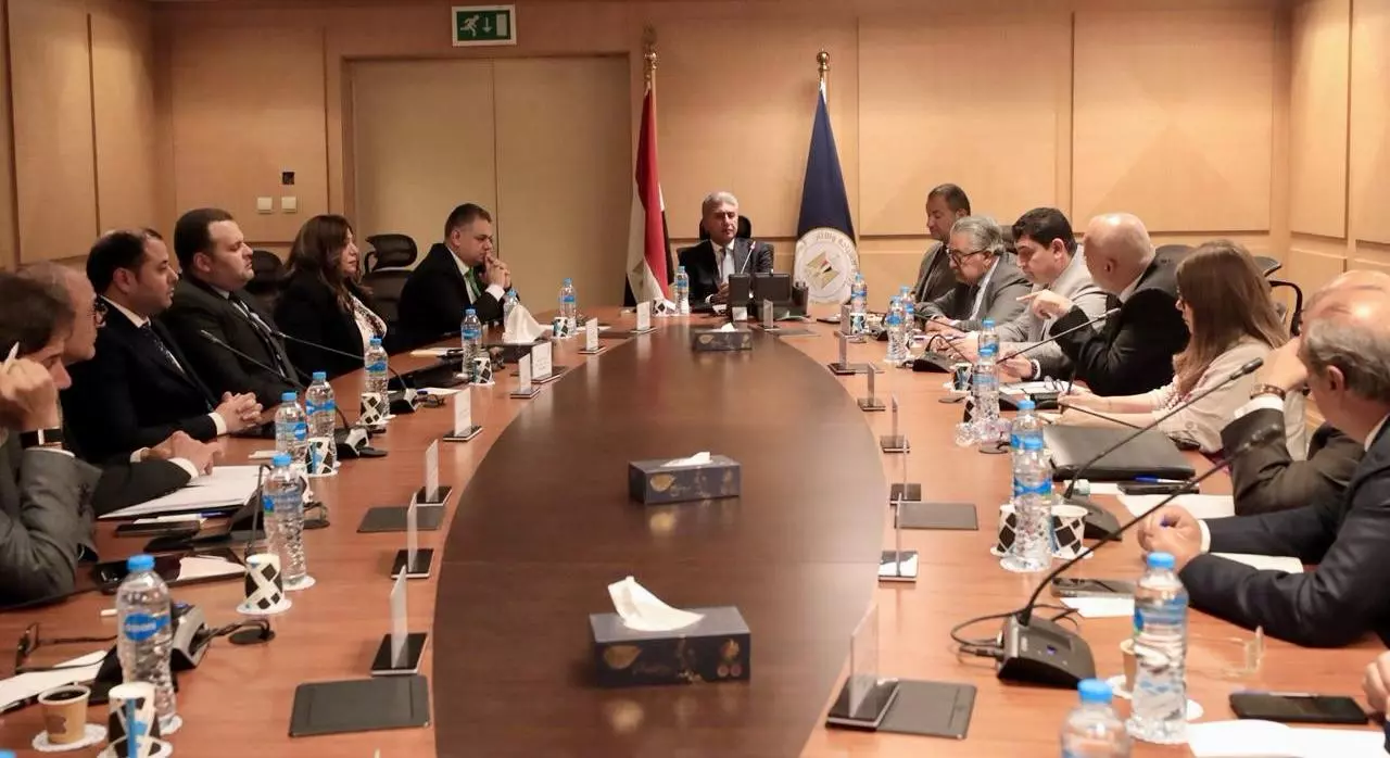 وزير السياحة يعقد اجتماعاً موسعاً لمناقشة تطوير وتعظيم الاستفادة من منتج السياحة النيلية واستحداث مسارات سياحية جديدة له