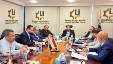 غرفة صناعة الجلود تناقش تحديات القطاع وأزمة ارتفاع مستلزمات الإنتاج في ظل الحرب الأمريكية الإيرانية القاهرة 15 أبريل 2026 عقدت غرفة صناعة الجلود باتحاد الصناعات برئاسة جمال السمالوطي اجتماعًا لمناقشة عدد من الملفات المهمة، في مقدمتها أزمة مستلزمات الإنتاج المتمثلة في الارتفاعات الملحوظة بأسعارها في السوق المحلي، وذلك على خلفية تداعيات الحرب الأمريكية الإيرانية والتوترات الجيوسياسية المصاحبة لها، وما تفرضه من ضغوط على حركة التجارة الدولية وسلاسل الإمداد، وانعكاساتها المباشرة على القطاع. حضر الاجتماع جمال السمالوطي رئيس الغرفة، والوكيلان محمد زلط وأحمد الحسيني، ورأفت الخياط عضو مجلس إدارة اتحاد الصناعات، إلى جانب أعضاء مجلس الإدارة مصطفى علام، كريم ملوك، مصطفى صالح، محمد نجم، هشام البوشي، مراد عبدالجواد، ماجد مكرم، ومدير الغرفة علاء النمر، وعمر حفني نائب مدير الغرفة. وناقش المجلس خلال الاجتماع الارتفاعات الكبيرة في أسعار الخامات، حيث أشار الأعضاء إلى أن بعض مستلزمات الإنتاج المستوردة شهدت زيادات وصلت إلى نحو 120%، ما انعكس بشكل مباشر على تكلفة الإنتاج وأداء المصانع، في ظل حالة من الركود النسبي بالسوق المحلي. وفي هذا السياق، شدد الحضور على أهمية التزام التجار والمصنعين بالأسعار قدر الإمكان، لتخفيف حدة الضغوط على السوق، مع الدعوة إلى تبني نهج تعاوني بين مختلف أطراف المنظومة الصناعية للحفاظ على استقرار السوق خلال المرحلة الحالية. كما تم الاتفاق على تحرك الشعب النوعية داخل الغرفة، وعلى رأسها شعبة الأحذية برئاسة محمد زلط، وشعبة المستلزمات برئاسة أحمد الألماني، وشعبة المصنوعات الجلدية برئاسة مصطفى صالح، لعقد اجتماعات مع أعضائها، بهدف تحديد أبرز التحديات واختيار ممثلين من الشخصيات المؤثرة في كل شعبة، تمهيدًا لعرض توصيات عملية على مجلس الإدارة. وناقش الاجتماع قرار وزير الصناعة المهندس خالد هاشم بشأن إعادة تنظيم تراخيص إقامة أو إدارة أو تشغيل الأنشطة الصناعية خارج المناطق الصناعية، سواء داخل الأحوزة العمرانية والكتل السكنية أو خارجها، والذي تضمن زيادة عدد الأنشطة المسموح بها داخل الأحوزة العمرانية من 17 إلى 65 نشاطًا. وفي هذا الإطار، أكد جمال السمالوطي رئيس الغرفة أن إجراءات تقنين الأوضاع ستتم وفق نظام "كل حالة على حدة"، من خلال التقدم للهيئة العامة للتنمية الصناعية واستيفاء الاشتراطات المطلوبة، دون وجود قاعدة موحدة تنطبق على جميع الحالات، وهو ما يستلزم تكثيف التوعية بين المصانع بالإجراءات المنظمة وآليات التقديم. وأكدت الغرفة في ختام الاجتماع استمرارها في متابعة تطورات السوق والتحديات التي تواجه القطاع، مع العمل على تعزيز التواصل مع الأعضاء ودراسة كافة المقترحات، تمهيدًا لاتخاذ قرارات تدعم استقرار الصناعة خلال المرحلة المقبلة.