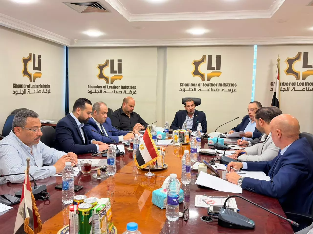 غرفة صناعة الجلود تناقش تحديات القطاع وأزمة ارتفاع مستلزمات الإنتاج في ظل الحرب الأمريكية الإيرانية القاهرة 15 أبريل 2026 عقدت غرفة صناعة الجلود باتحاد الصناعات برئاسة جمال السمالوطي اجتماعًا لمناقشة عدد من الملفات المهمة، في مقدمتها أزمة مستلزمات الإنتاج المتمثلة في الارتفاعات الملحوظة بأسعارها في السوق المحلي، وذلك على خلفية تداعيات الحرب الأمريكية الإيرانية والتوترات الجيوسياسية المصاحبة لها، وما تفرضه من ضغوط على حركة التجارة الدولية وسلاسل الإمداد، وانعكاساتها المباشرة على القطاع. حضر الاجتماع جمال السمالوطي رئيس الغرفة، والوكيلان محمد زلط وأحمد الحسيني، ورأفت الخياط عضو مجلس إدارة اتحاد الصناعات، إلى جانب أعضاء مجلس الإدارة مصطفى علام، كريم ملوك، مصطفى صالح، محمد نجم، هشام البوشي، مراد عبدالجواد، ماجد مكرم، ومدير الغرفة علاء النمر، وعمر حفني نائب مدير الغرفة. وناقش المجلس خلال الاجتماع الارتفاعات الكبيرة في أسعار الخامات، حيث أشار الأعضاء إلى أن بعض مستلزمات الإنتاج المستوردة شهدت زيادات وصلت إلى نحو 120%، ما انعكس بشكل مباشر على تكلفة الإنتاج وأداء المصانع، في ظل حالة من الركود النسبي بالسوق المحلي. وفي هذا السياق، شدد الحضور على أهمية التزام التجار والمصنعين بالأسعار قدر الإمكان، لتخفيف حدة الضغوط على السوق، مع الدعوة إلى تبني نهج تعاوني بين مختلف أطراف المنظومة الصناعية للحفاظ على استقرار السوق خلال المرحلة الحالية. كما تم الاتفاق على تحرك الشعب النوعية داخل الغرفة، وعلى رأسها شعبة الأحذية برئاسة محمد زلط، وشعبة المستلزمات برئاسة أحمد الألماني، وشعبة المصنوعات الجلدية برئاسة مصطفى صالح، لعقد اجتماعات مع أعضائها، بهدف تحديد أبرز التحديات واختيار ممثلين من الشخصيات المؤثرة في كل شعبة، تمهيدًا لعرض توصيات عملية على مجلس الإدارة. وناقش الاجتماع قرار وزير الصناعة المهندس خالد هاشم بشأن إعادة تنظيم تراخيص إقامة أو إدارة أو تشغيل الأنشطة الصناعية خارج المناطق الصناعية، سواء داخل الأحوزة العمرانية والكتل السكنية أو خارجها، والذي تضمن زيادة عدد الأنشطة المسموح بها داخل الأحوزة العمرانية من 17 إلى 65 نشاطًا. وفي هذا الإطار، أكد جمال السمالوطي رئيس الغرفة أن إجراءات تقنين الأوضاع ستتم وفق نظام "كل حالة على حدة"، من خلال التقدم للهيئة العامة للتنمية الصناعية واستيفاء الاشتراطات المطلوبة، دون وجود قاعدة موحدة تنطبق على جميع الحالات، وهو ما يستلزم تكثيف التوعية بين المصانع بالإجراءات المنظمة وآليات التقديم. وأكدت الغرفة في ختام الاجتماع استمرارها في متابعة تطورات السوق والتحديات التي تواجه القطاع، مع العمل على تعزيز التواصل مع الأعضاء ودراسة كافة المقترحات، تمهيدًا لاتخاذ قرارات تدعم استقرار الصناعة خلال المرحلة المقبلة.